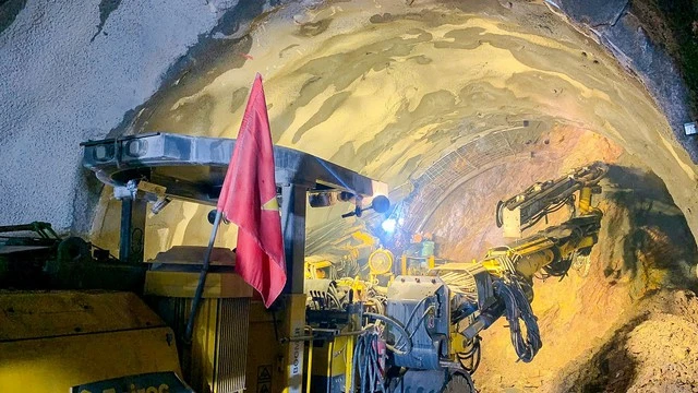 Việt Nam vừa hoàn thành 2 hầm xuyên núi cộng lại dài gần 1 km trên độ cao 700 m: Bắc qua địa hình hiểm trở bậc nhất với 43 khúc cua, tổng đầu tư hơn 2.000 tỷ đồng
