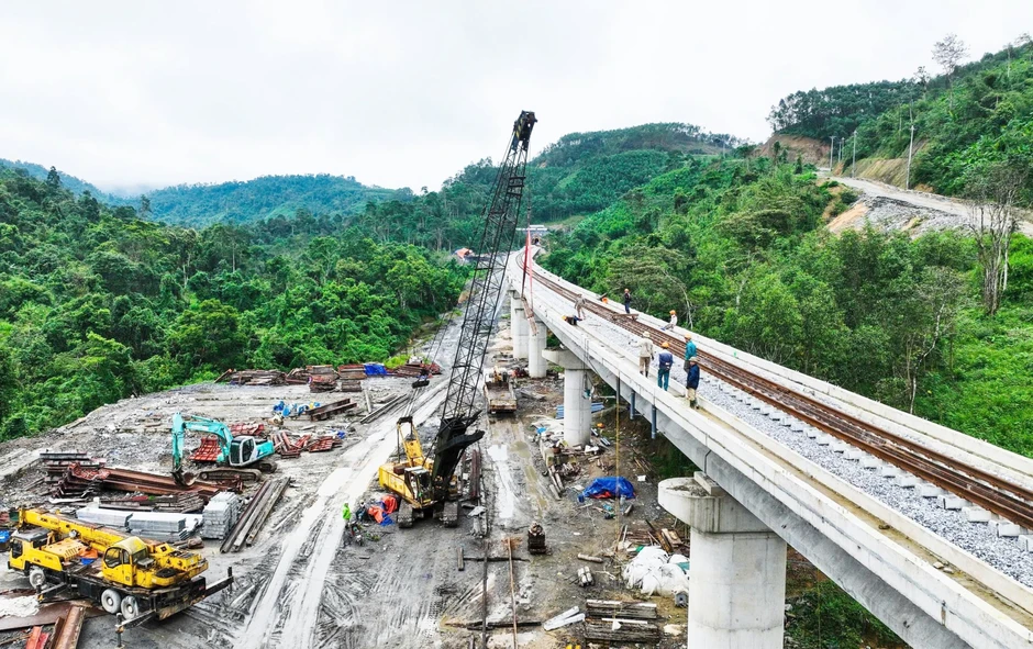 Việt Nam vừa hoàn thành 2 hầm xuyên núi cộng lại dài gần 1 km trên độ cao 700 m: Bắc qua địa hình hiểm trở bậc nhất với 43 khúc cua, tổng đầu tư hơn 2.000 tỷ đồng