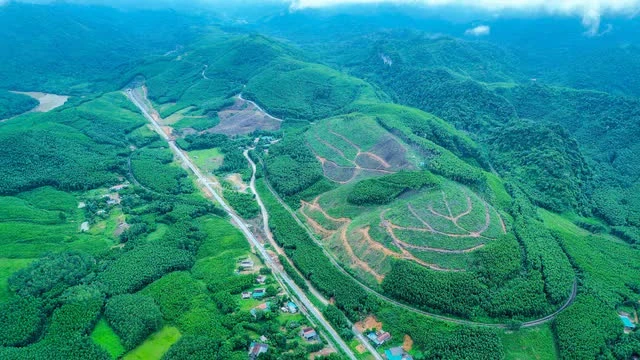 Việt Nam vừa hoàn thành 2 hầm xuyên núi cộng lại dài gần 1 km trên độ cao 700 m: Bắc qua địa hình hiểm trở bậc nhất với 43 khúc cua, tổng đầu tư hơn 2.000 tỷ đồng