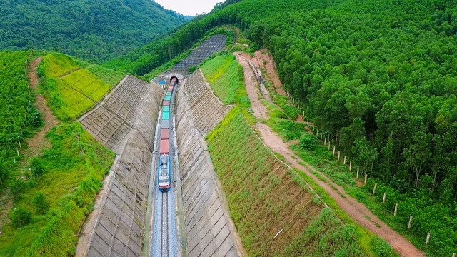 Việt Nam vừa hoàn thành 2 hầm xuyên núi cộng lại dài gần 1 km trên độ cao 700 m: Bắc qua địa hình hiểm trở bậc nhất với 43 khúc cua, tổng đầu tư hơn 2.000 tỷ đồng