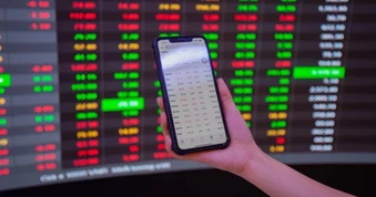 VN-Index bật tăng, loạt cổ phiếu bất động sản bứt phá