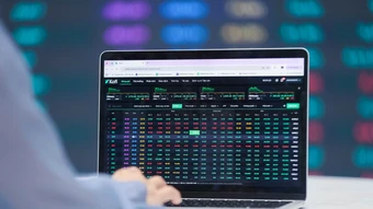 VN-Index tiến gần đỉnh lịch sử