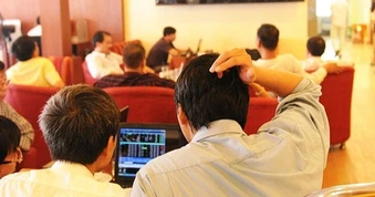 VN-Index vượt mốc 1.800 điểm rồi hạ nhiệt, cổ phiếu Vingroup dẫn dắt thị trường