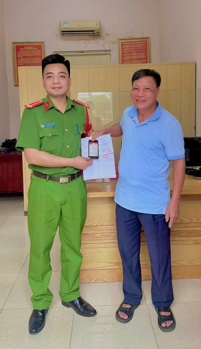 Vừa chuyển khoản 100 triệu, ông Đào Văn Hải “đứng ngồi không yên” suốt 2 ngày khi phát hiện điều bất ngờ Vừa chuyển khoản 100 triệu, ông Đào Văn Hải “đứng ngồi không yên” suốt 2 ngày khi phát hiện điều bất ngờ
