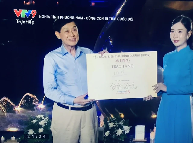 Xách túi đen, bảng không số, ông Johnathan Hạnh Nguyễn ủng hộ 10 tỷ đồng cho nhiều trẻ em Việt Nam Xách túi đen, bảng không số, ông Johnathan Hạnh Nguyễn ủng hộ 10 tỷ đồng cho nhiều trẻ em Việt Nam
