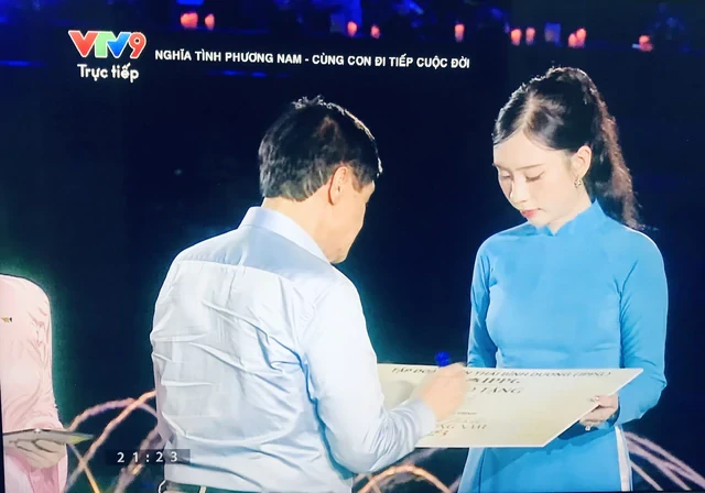 Xách túi đen, bảng không số, ông Johnathan Hạnh Nguyễn ủng hộ 10 tỷ đồng cho nhiều trẻ em Việt Nam Xách túi đen, bảng không số, ông Johnathan Hạnh Nguyễn ủng hộ 10 tỷ đồng cho nhiều trẻ em Việt Nam