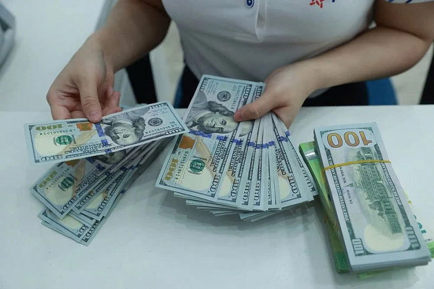 Xăng dầu và tỷ giá tạo áp lực lên chính sách tiền tệ Xăng dầu và tỷ giá tạo áp lực lên chính sách tiền tệ