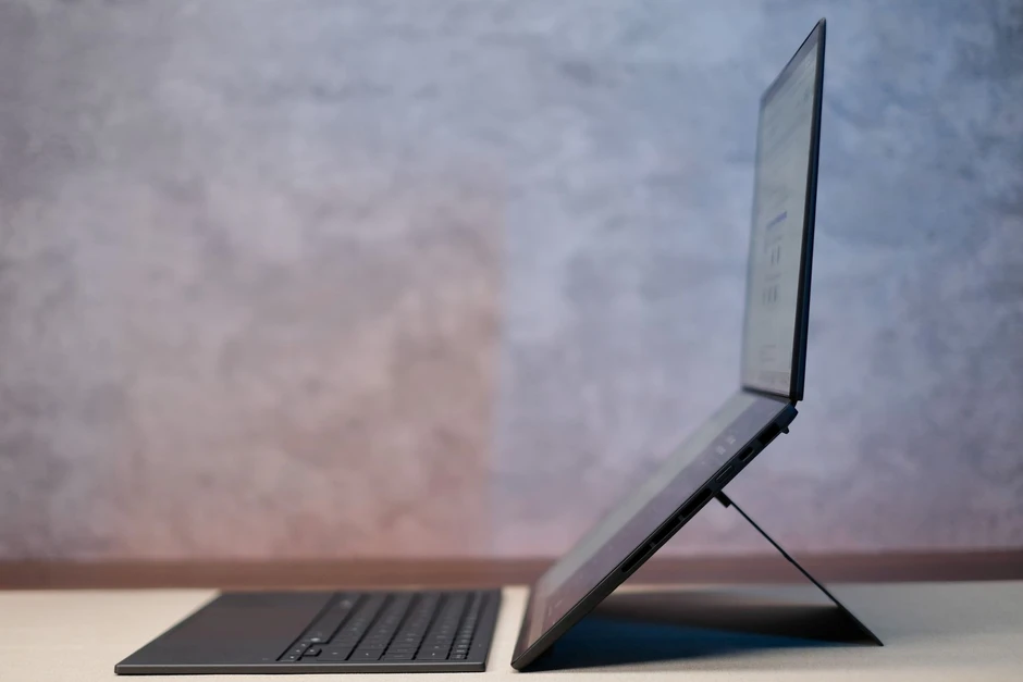 Zenbook Duo mang trải nghiệm desktop nhiều màn hình lên laptop di động Zenbook Duo mang trải nghiệm desktop nhiều màn hình lên laptop di động