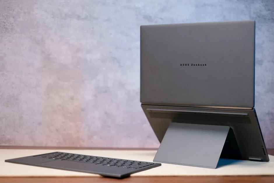 Zenbook Duo mang trải nghiệm desktop nhiều màn hình lên laptop di động Zenbook Duo mang trải nghiệm desktop nhiều màn hình lên laptop di động
