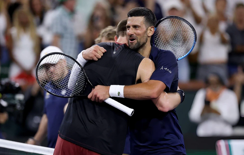 Alcaraz hiên ngang vào tứ kết, Djokovic thua ngược trước Draper Alcaraz hiên ngang vào tứ kết, Djokovic thua ngược trước Draper