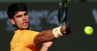 Alcaraz hiên ngang vào tứ kết, Djokovic thua ngược trước Draper
