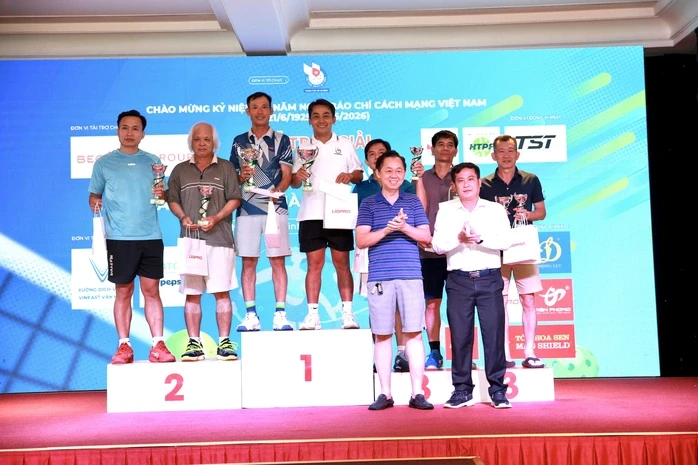 TinVina vô địch đôi nam quần vợt Hội Nhà báo TP HCM mở rộng 2026 TinVina vô địch đôi nam quần vợt Hội Nhà báo TP HCM mở rộng 2026