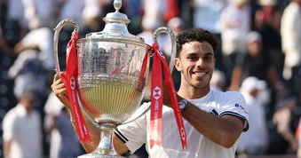 Cerundolo vô địch Queen's Club, Tiafoe lên ngôi ở Halle Open