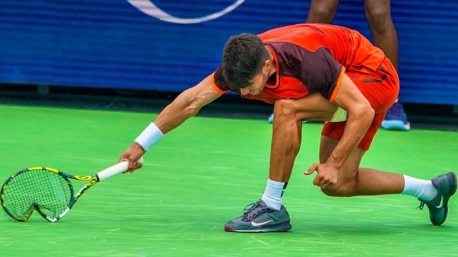Đập vợt trong tennis: Nghệ thuật, cơn giận và hiểm họa Đập vợt trong tennis: Nghệ thuật, cơn giận và hiểm họa