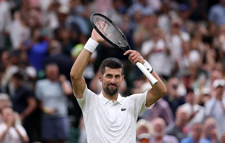 Djokovic áp đảo Tsitsipas, lần thứ 20 vào vòng ba Wimbledon