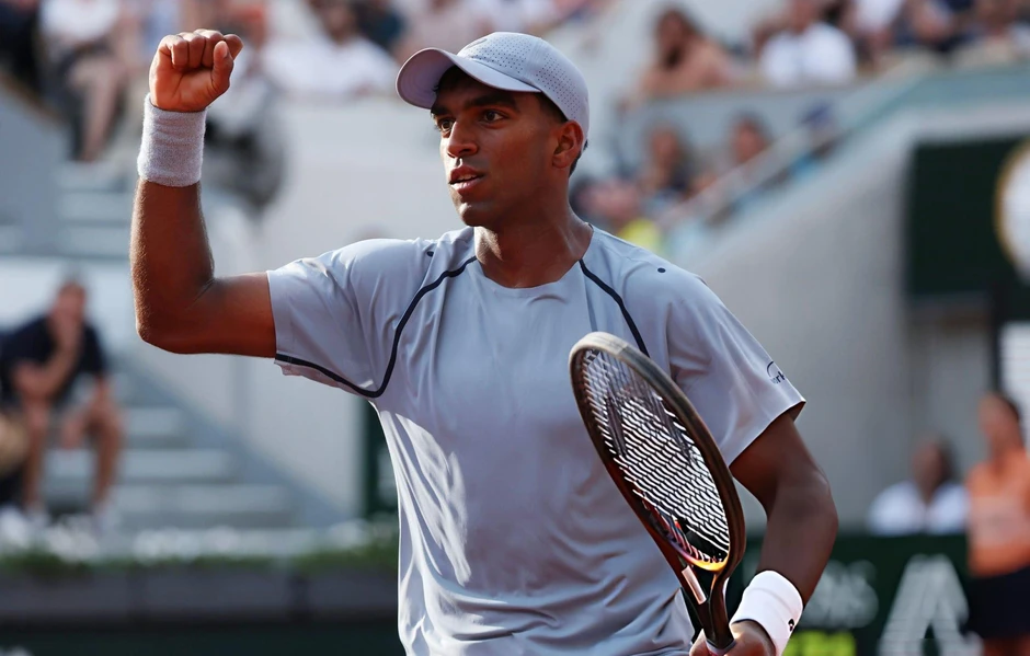 Djokovic lập kỷ lục Grand Slam, tiến bước ở Roland Garros Djokovic lập kỷ lục Grand Slam, tiến bước ở Roland Garros