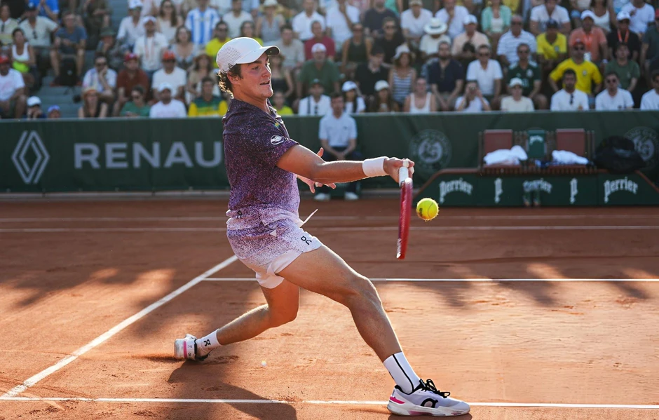 Djokovic thoát hiểm trước tay vợt Pháp ở Roland Garros Djokovic thoát hiểm trước tay vợt Pháp ở Roland Garros