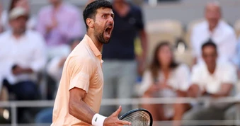 Djokovic thoát hiểm trước tay vợt Pháp ở Roland Garros