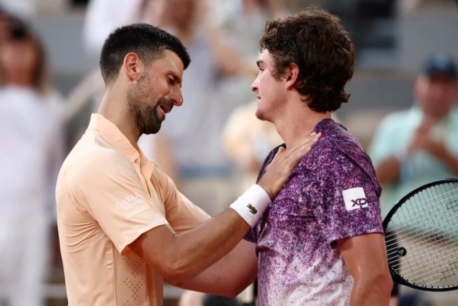 Djokovic thua ngược ở vòng ba Roland Garros Djokovic thua ngược ở vòng ba Roland Garros