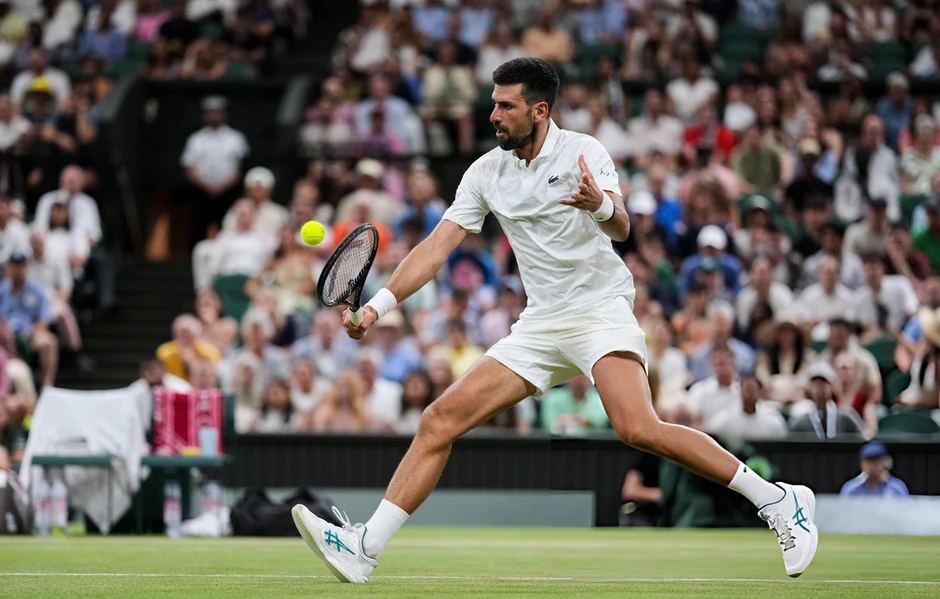 Djokovic viết tiếp lịch sử Wimbledon sau trận tứ kết kéo dài hơn 5 giờ Djokovic viết tiếp lịch sử Wimbledon sau trận tứ kết kéo dài hơn 5 giờ