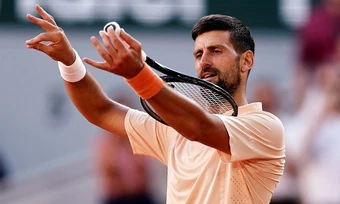 Djokovic xin đánh sớm để tránh mất ngủ