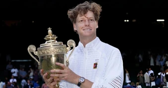 Jannik Sinner xô đổ thành tích của huyền thoại Lleyton Hewitt