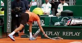 Medvedev đập vợt 7 lần ở trận thua nhanh tại Monte Carlo