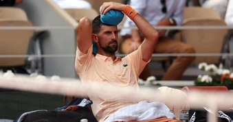 Phản ứng của Djokovic sau khi bị tay vợt 19 tuổi loại khỏi Roland Garros