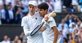 Sinner áp sát Alcaraz, Djokovic bị đẩy xuống số 4 thế giới