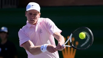 Sinner cân bằng kỷ lục của Djokovic
