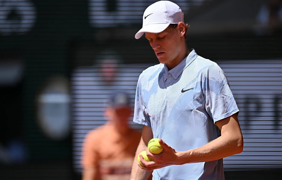 Sinner đánh rơi chiến thắng, dừng bước sớm tại Roland Garros