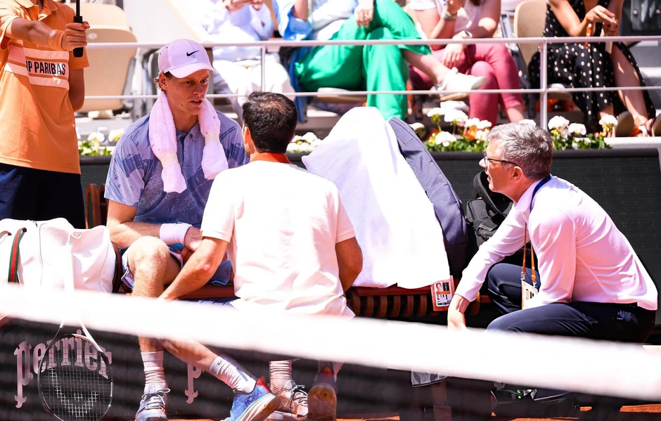 Sinner đánh rơi chiến thắng, dừng bước sớm tại Roland Garros