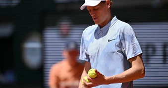 Sinner đánh rơi chiến thắng, dừng bước sớm tại Roland Garros