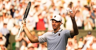 Sinner hạ gục Djokovic, đoạt vé vào chung kết Wimbledon