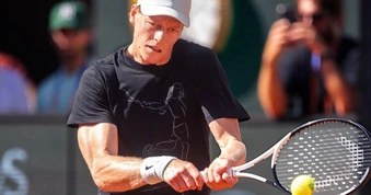Sinner hướng tới kỳ tích Roland Garros sánh ngang Nadal