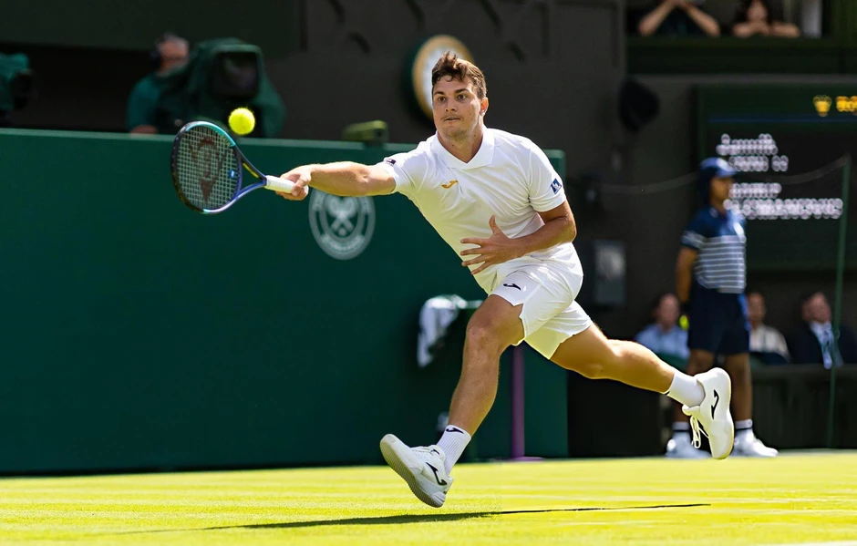 Sinner thoát hiểm ngoạn mục ở trận mở màn Wimbledon 2026 Sinner thoát hiểm ngoạn mục ở trận mở màn Wimbledon 2026