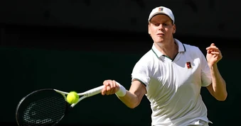 Sinner thoát hiểm ngoạn mục ở trận mở màn Wimbledon 2026