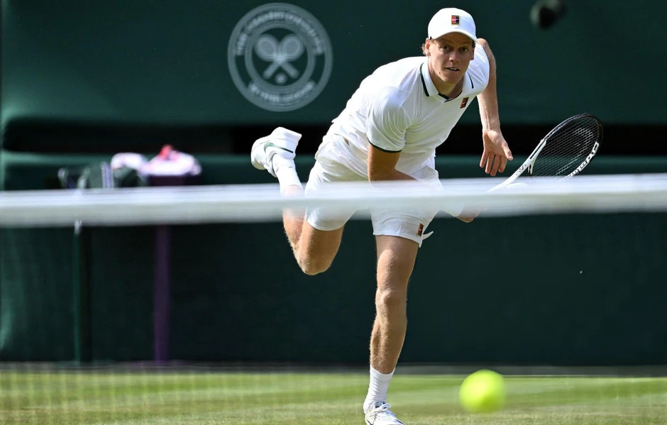 Sinner vượt khó, tiếp tục bảo vệ ngôi vương Wimbledon Sinner vượt khó, tiếp tục bảo vệ ngôi vương Wimbledon