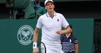 Sinner vượt khó, tiếp tục bảo vệ ngôi vương Wimbledon
