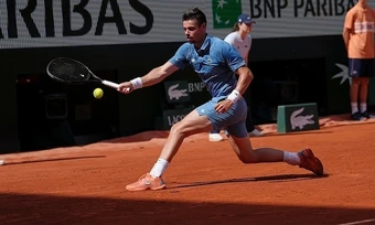 Tay vợt chạy khỏi sân vì bị tiêu chảy ở Roland Garros