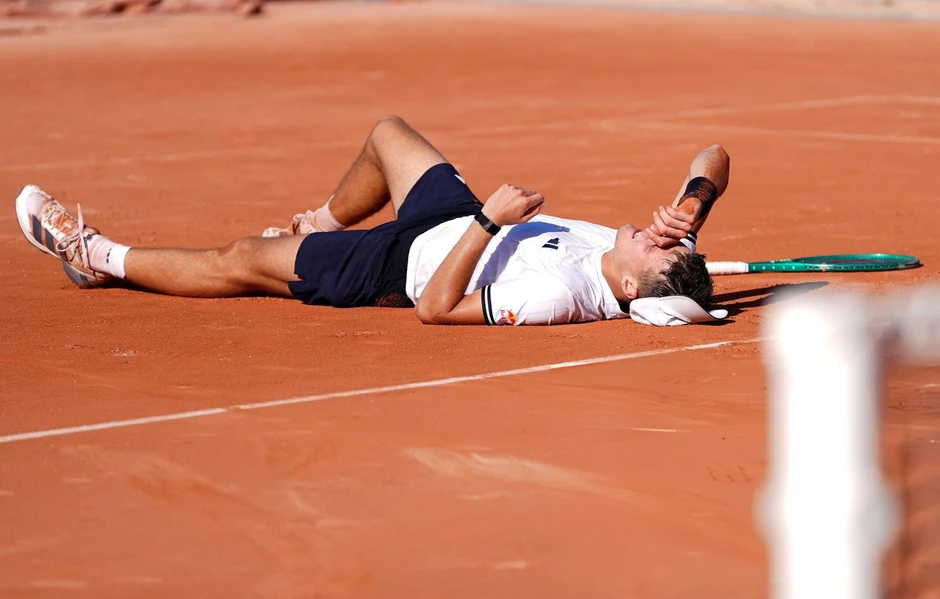 Tay vợt trẻ bức xúc vì phải thi đấu dưới nắng nóng tại Roland Garros