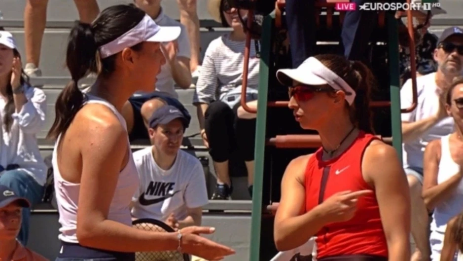 Tay vợt Trung Quốc bị từ chối bắt tay ở Roland Garros Tay vợt Trung Quốc bị từ chối bắt tay ở Roland Garros