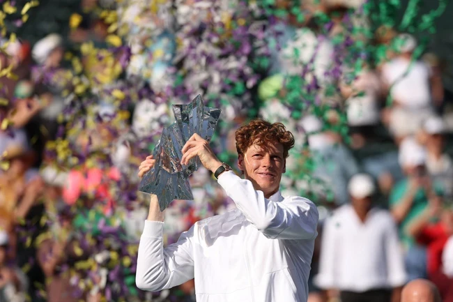 Thắng Medvedev, Sinner sở hữu đủ 6 danh hiệu ATP 1000 mặt sân cứng, sánh vai Djokovic, Federer Thắng Medvedev, Sinner sở hữu đủ 6 danh hiệu ATP 1000 mặt sân cứng, sánh vai Djokovic, Federer