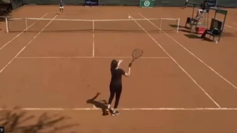 Trận tennis dở đến ngỡ ngàng: Tay vợt 'đặc cách' mắc 20 lỗi, thua sau 37 phút