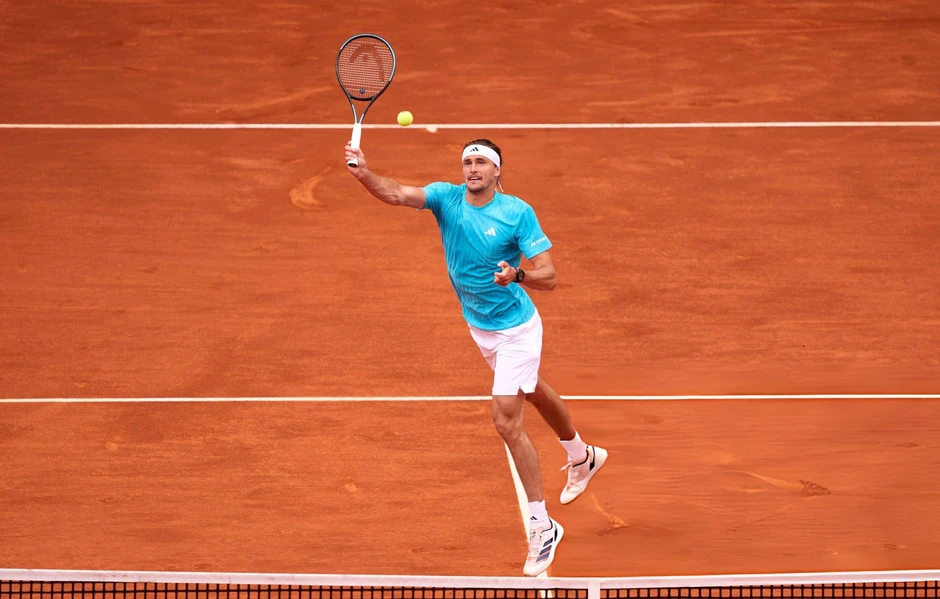 Zverev bừng tỉnh sau cú trượt nhịp, thẳng tiến tại Madrid Open Zverev bừng tỉnh sau cú trượt nhịp, thẳng tiến tại Madrid Open