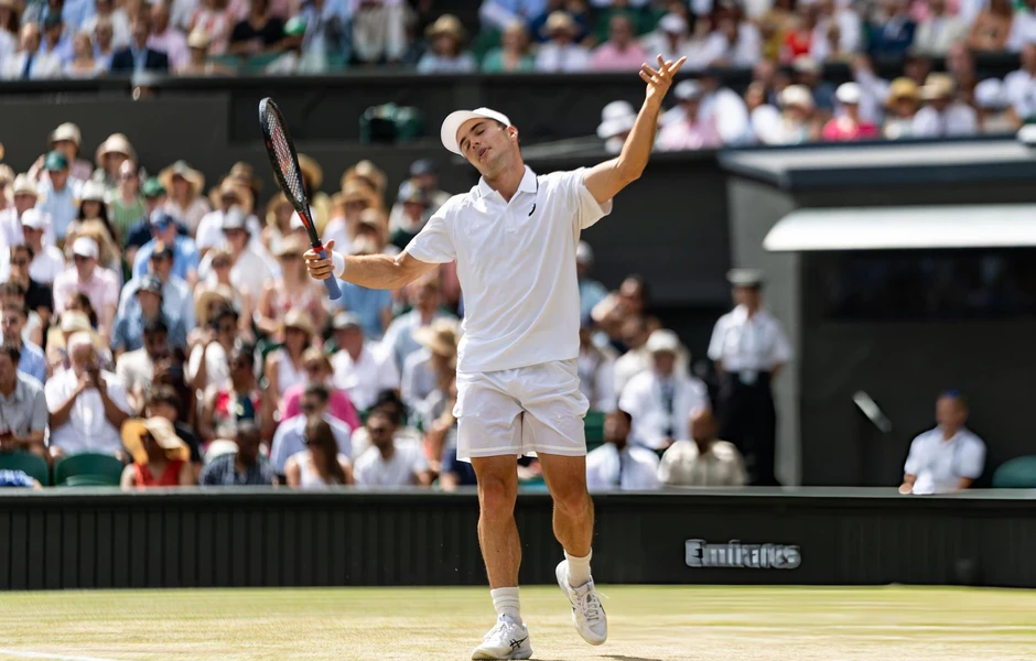 Zverev phá dớp Wimbledon, lần đầu giành quyền vào chung kết Zverev phá dớp Wimbledon, lần đầu giành quyền vào chung kết