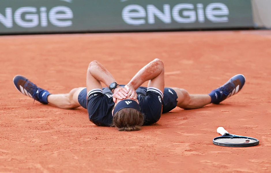 Zverev trút bỏ gánh nặng sau chức vô địch Roland Garros