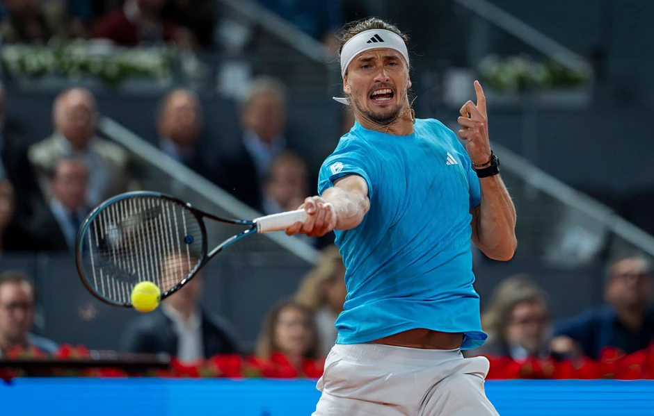 Zverev vào bán kết Madrid Open, cân bằng kỳ tích cùng Federer và Nadal