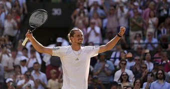 Zverev vượt ải Fritz, lần đầu góp mặt ở bán kết Wimbledon