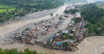 10 giây định mệnh giúp nhóm người thoát chết thần kỳ trong lũ quét ở Nepal